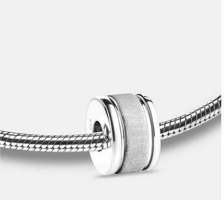 Breloque: Omega - Plaqué Rhodium Deux Tons